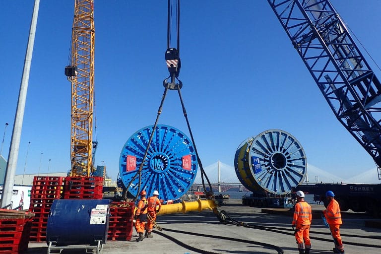 MWS crane lifting offshore equipment